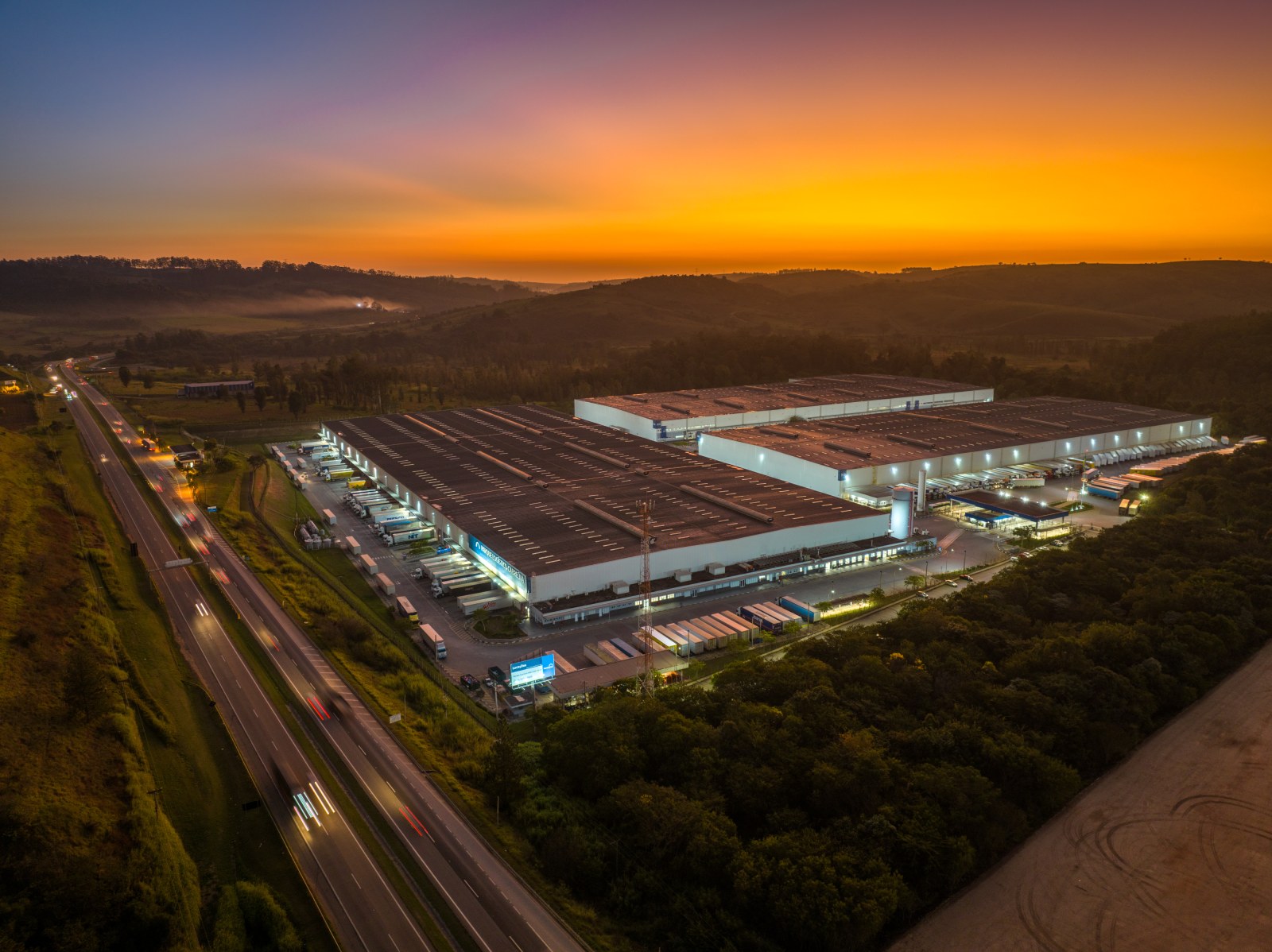 Investimentos bilionários das montadoras aquecem mercado de galpões