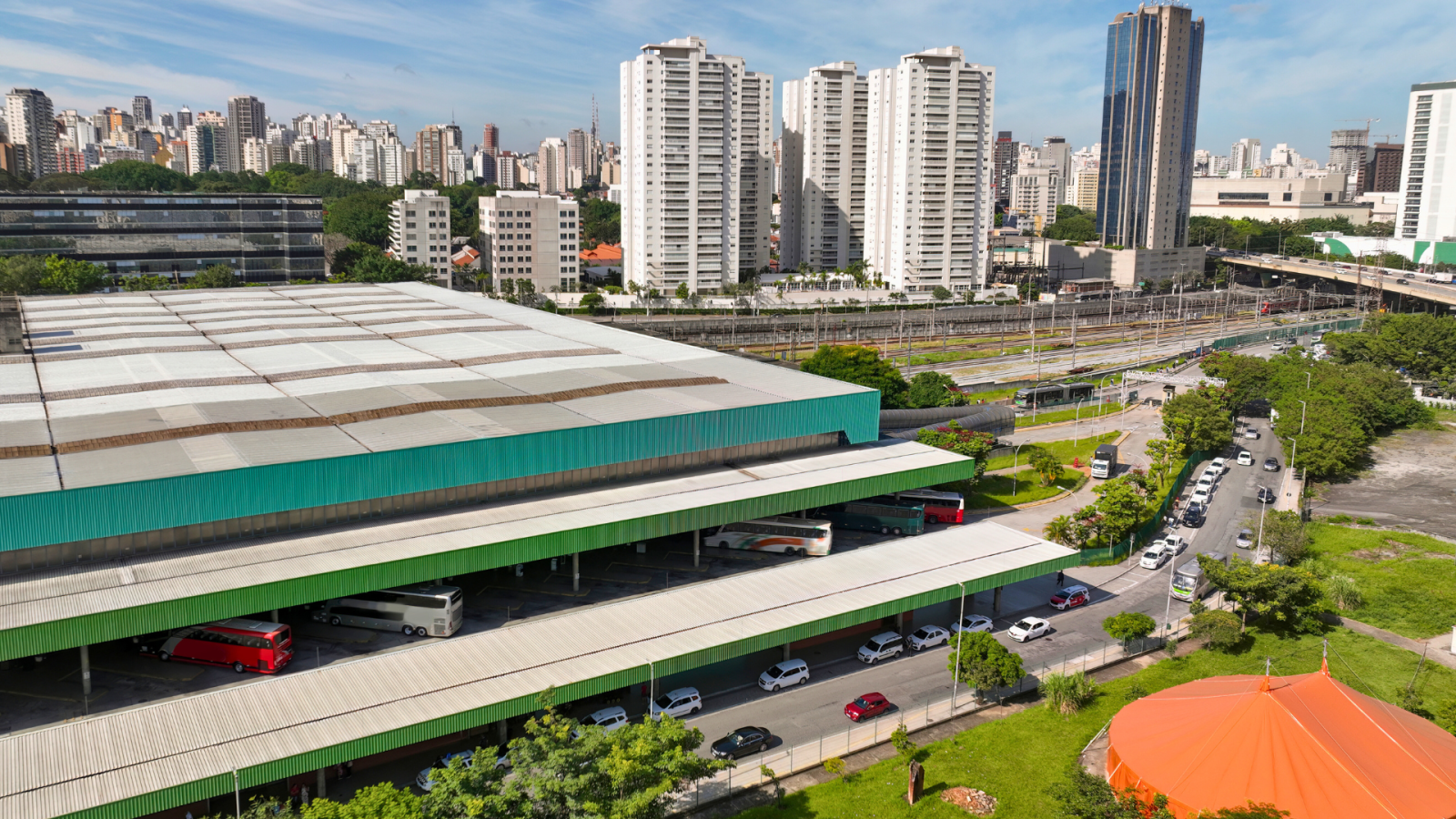Escritórios da Barra Funda atingem maior preço desde o pré-pandemia e a menor vacância em mais de um ano